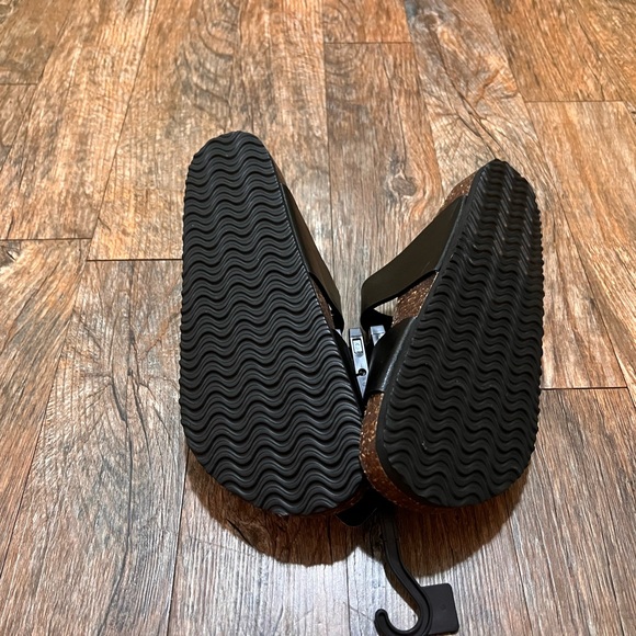 SOLD - Womens Sandals/Slides Size 8 NWT - Picture 3 of 4